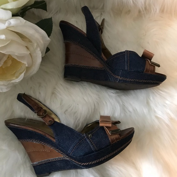 MAKE A STATEMENT WITH THESE MUST HAVE Guess Wedge - Picture 3 of 8